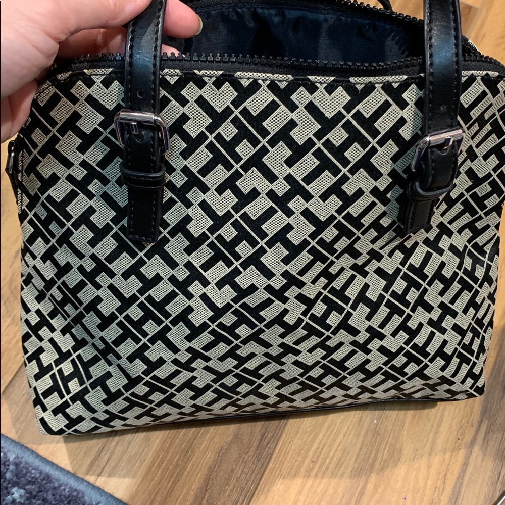 Tommy Hilfiger signature canvas bag w faux leather arm straps & 2 pockets 8” sq - Picture 4 of 8